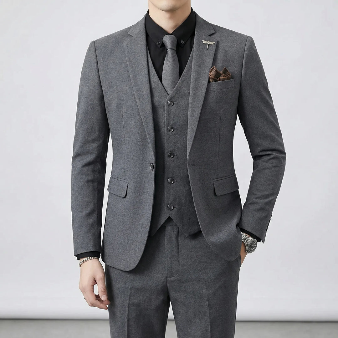 Slim-fit herrkostym "Christian" med figurnära passform, tredelad och modern, perfekt för en skarp bröllopslook.