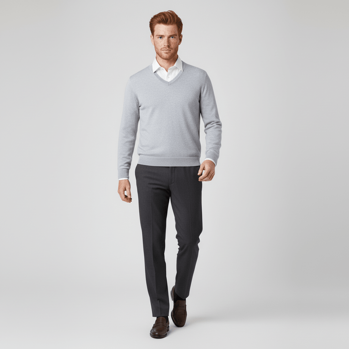 Slim fit v-ringad herrtröja. Skarp look för den medvetne mannen.