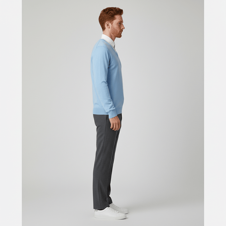 Bekväm och stilren slim fit v-ringad herrtröja. Perfekt för både vardag & kontor.