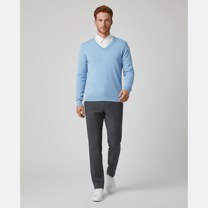 En snygg slim fit v-ringad herrtröja. Ger en skarp och definierad siluett.