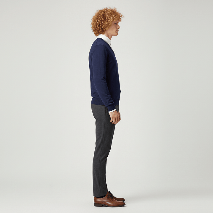 V-ringad slim fit herrtröja, stickad. Mångsidig för vardag och kontorsstil.