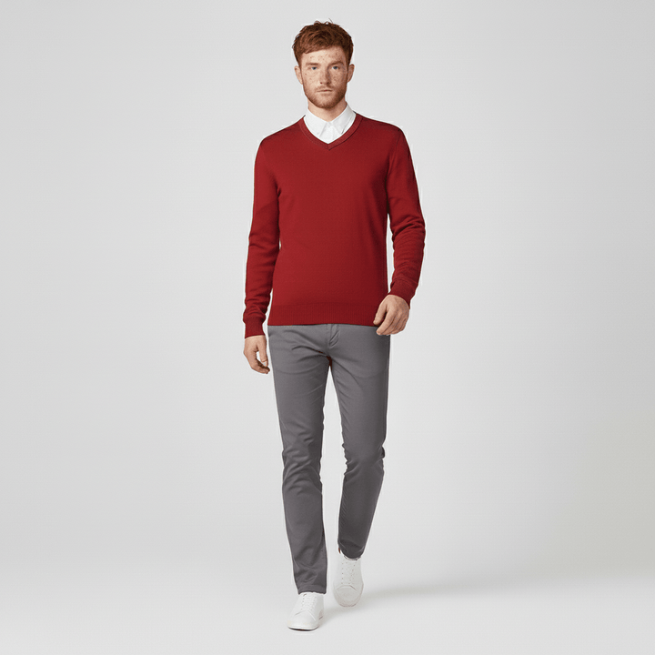 Polerad look med slim fit v-ringad herrtröja. Idealisk för modern herrmode-stil.