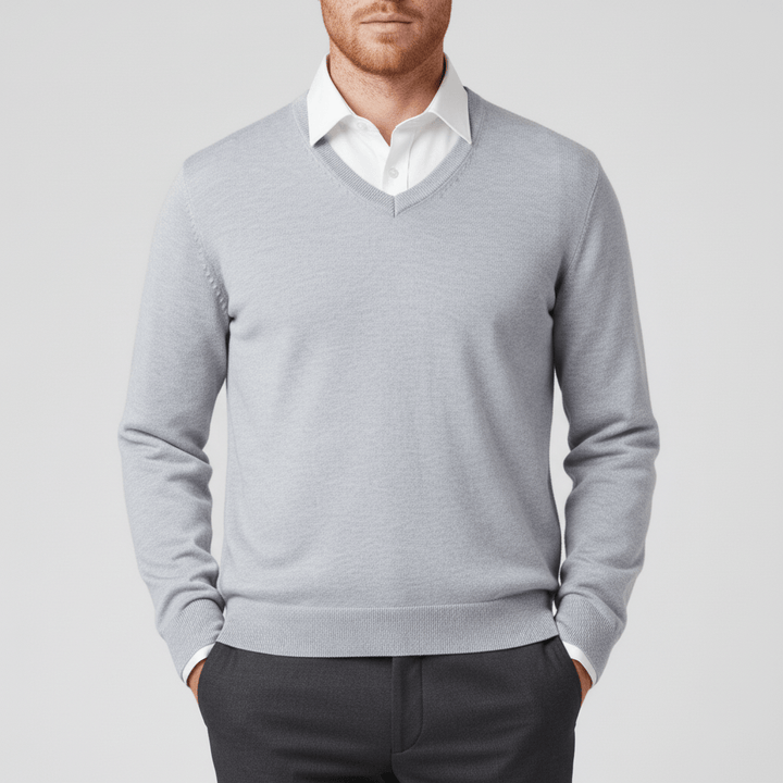 Avslappnad elegans med stickad slim fit v-ringad herrtröja. Idealisk vardagströja.