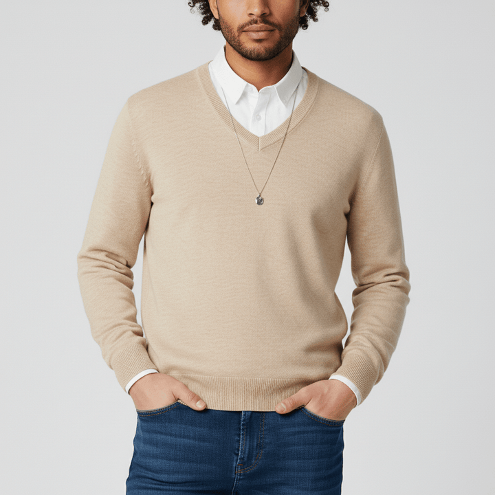 V-ringad slim fit herrtröja i stickat material. Bekväm och stilren för alla tillfällen.