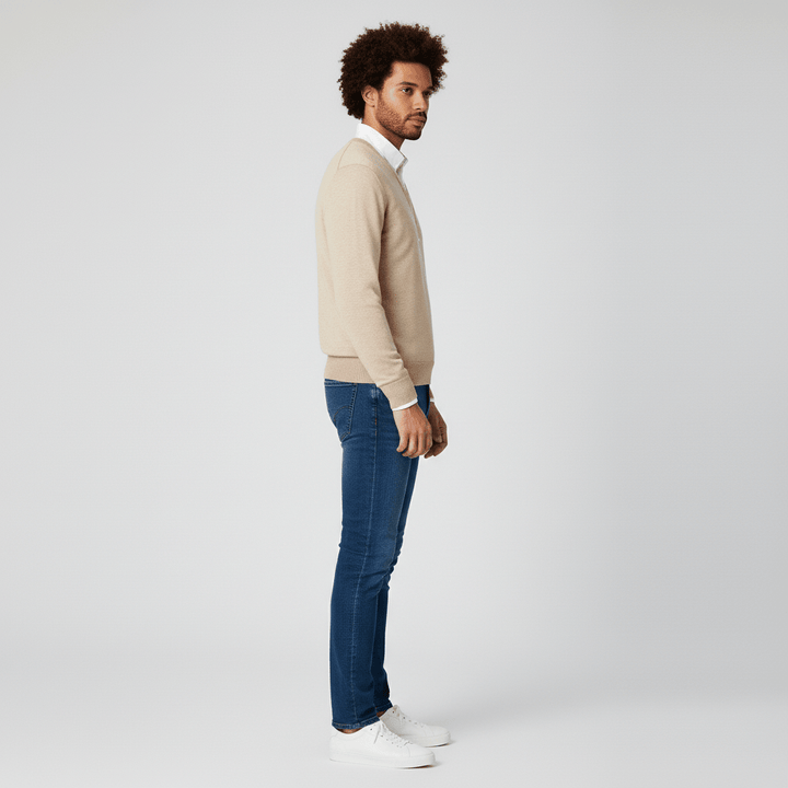 Bekväm v-ringad slim fit herrtröja. Idealisk vardagströja för en modern herrmode-stil.