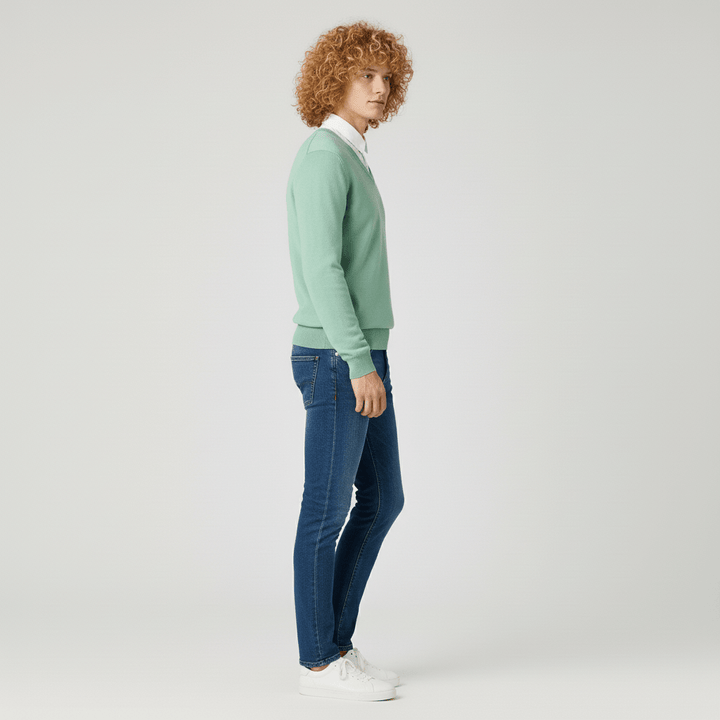 Kontorsstil v-ringad slim fit tröja för herr. Elegant och bekväm stickad tröja.