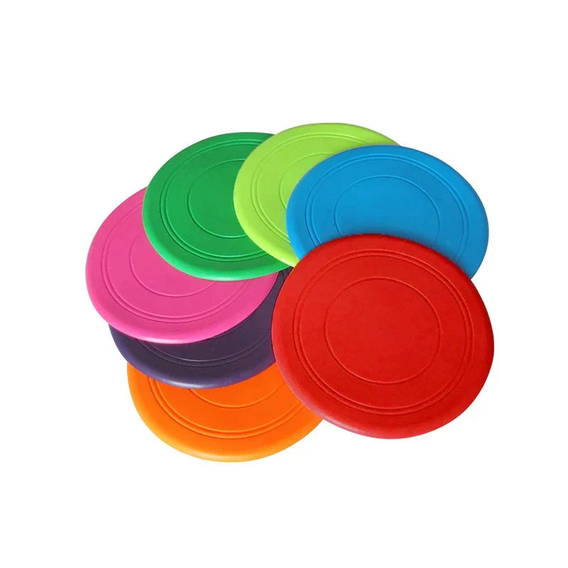 Blå hundfrisbee för snabba lekar och agilityträning. En robust kastleksak för aktiva hundar utomhus.