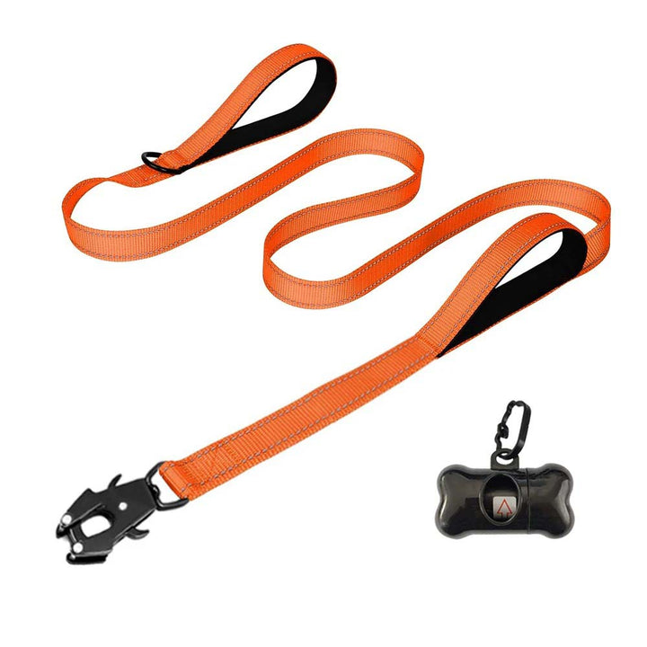 Pålitligt hundkoppel för stora hundar. Slitstarkt nylon och reflexer ger säkerhet vid varje promenad.