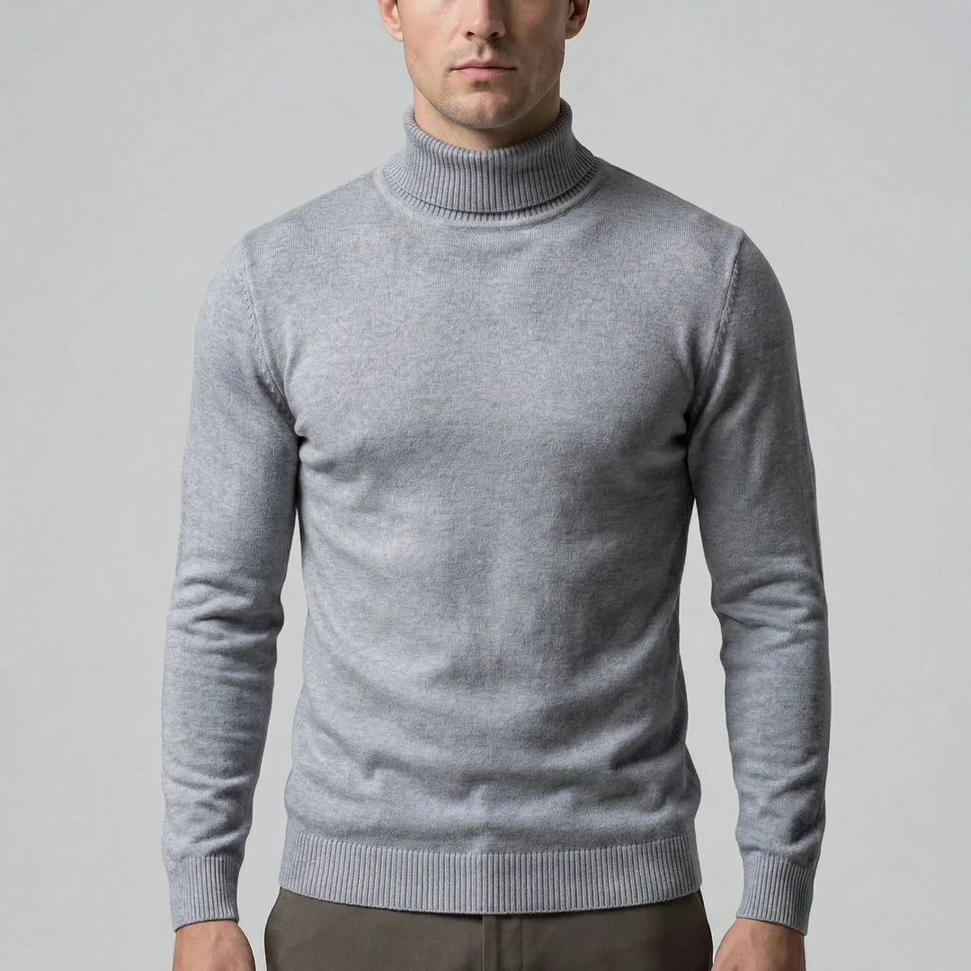 Man bär smalskuren herrpolotröja. Elegant och stilren passform, perfekt för en modern och sofistikerad look.