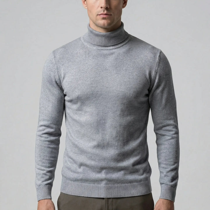 Man bär smalskuren herrpolotröja. Elegant och stilren passform, perfekt för en modern och sofistikerad look.