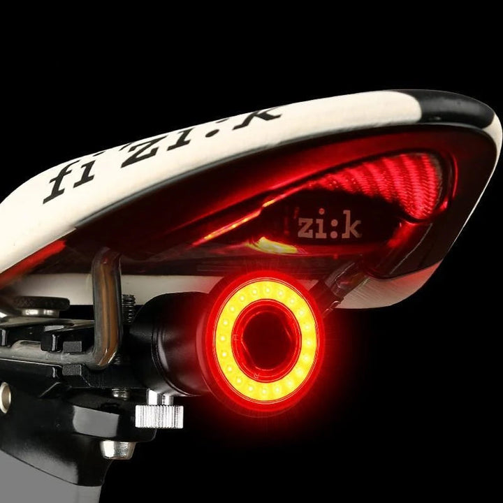 "Smart cykel bakljus med USB-laddning och bromsljus, kompakt design, aluminium, LED, säkerhet för cykling i mörker."