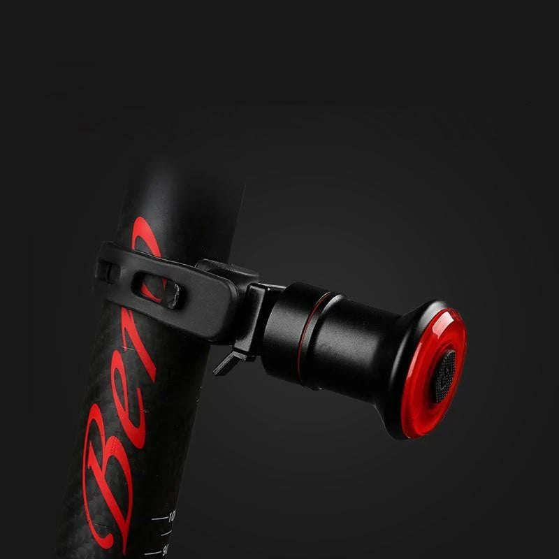 "Smart cykel bakljus med USB-laddning och bromsljus, kompakt design, aluminium, LED, säkerhet för cykling i mörker."