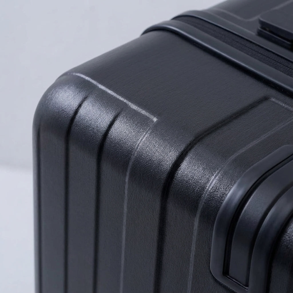 Tålig kabinkoffert med frontöppning och utbytbara hjul för smidig resa. Smart designad resväska för handbagage.
