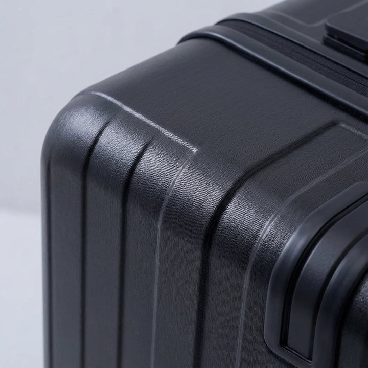 Tålig kabinkoffert med frontöppning och utbytbara hjul för smidig resa. Smart designad resväska för handbagage.