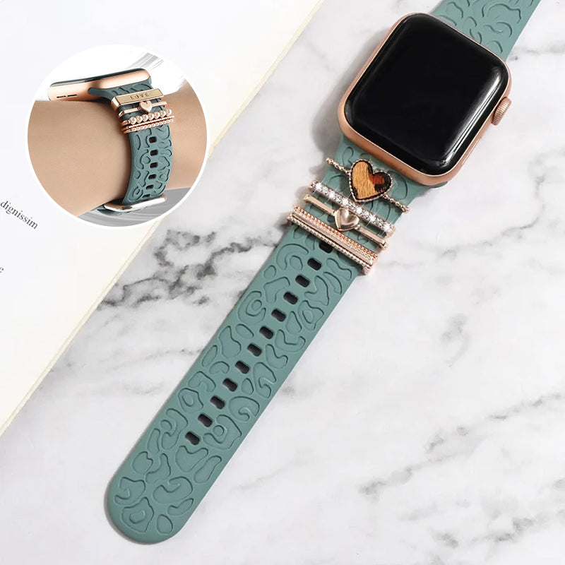 Smartklockband med dekorativa metallringar i gyllene leopardmönster och roséguldstjärnor, elegant stilaccessoar.