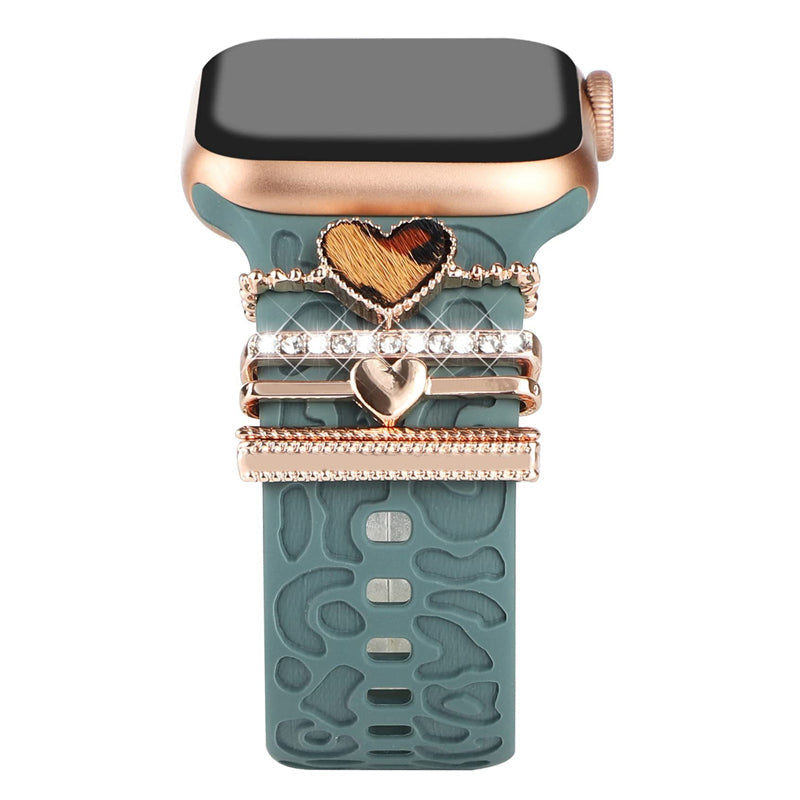 Smartklockband med dekorativa metallringar i gyllene leopardmönster och roséguldstjärnor, elegant stilaccessoar.