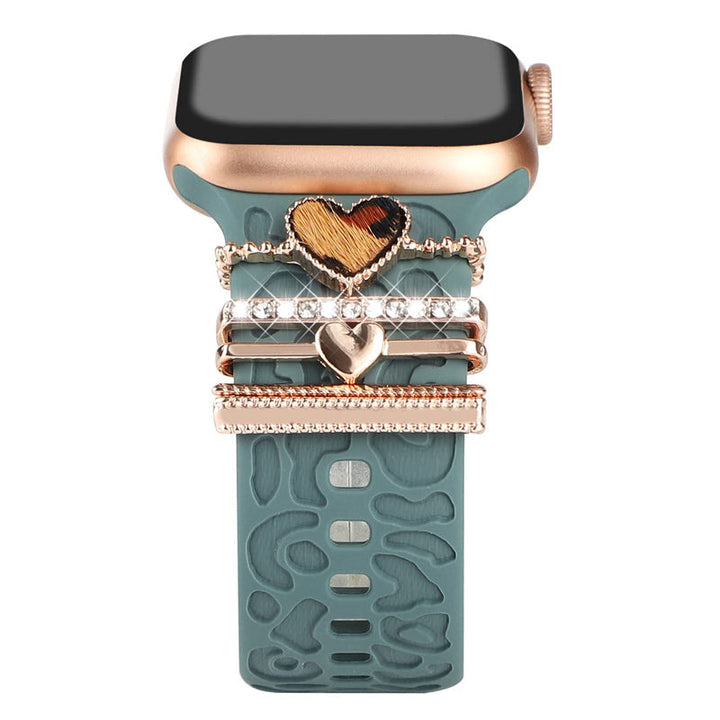 Smartklockband med dekorativa metallringar i gyllene leopardmönster och roséguldstjärnor, elegant stilaccessoar.