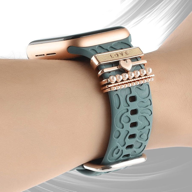 Smartklockband med dekorativa metallringar i gyllene leopardmönster och roséguldstjärnor, elegant stilaccessoar.
