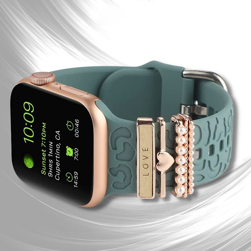 Smartklockband med dekorativa metallringar i gyllene leopardmönster och roséguldstjärnor, elegant stilaccessoar.