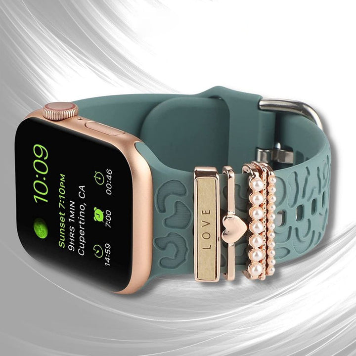 Smartklockband med dekorativa metallringar i gyllene leopardmönster och roséguldstjärnor, elegant stilaccessoar.