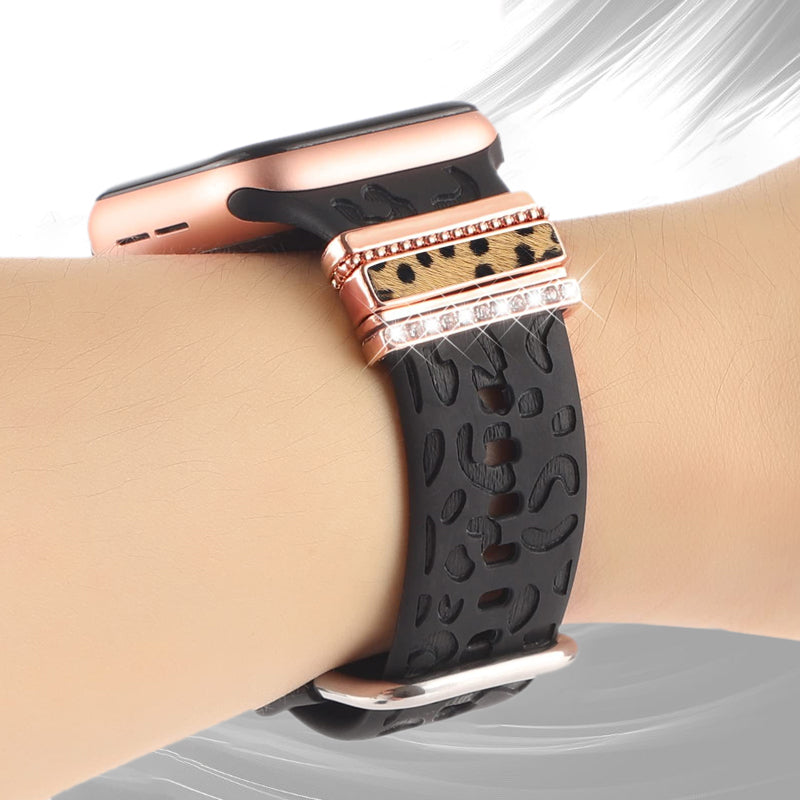 Smartklockband med dekorativa metallringar i gyllene leopardmönster och roséguldstjärnor, elegant stilaccessoar.