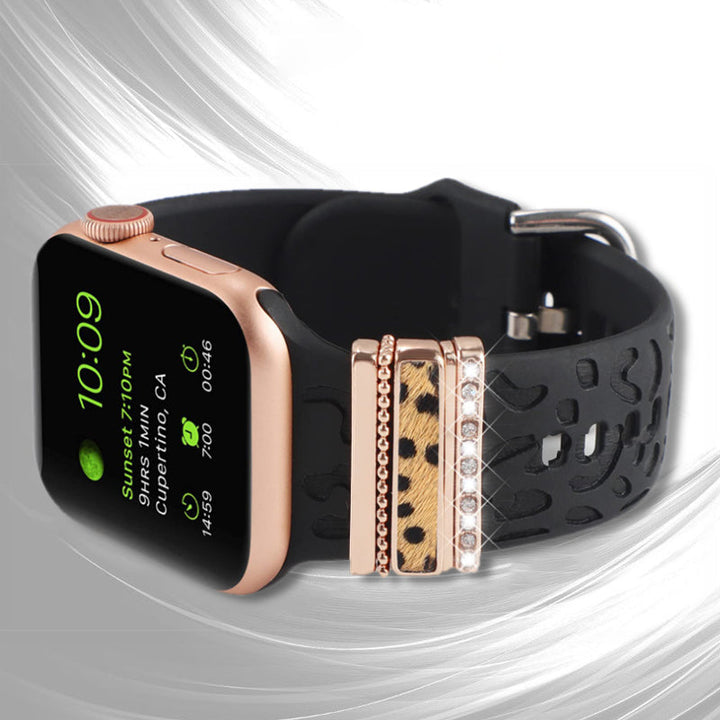Smartklockband med dekorativa metallringar i gyllene leopardmönster och roséguldstjärnor, elegant stilaccessoar.