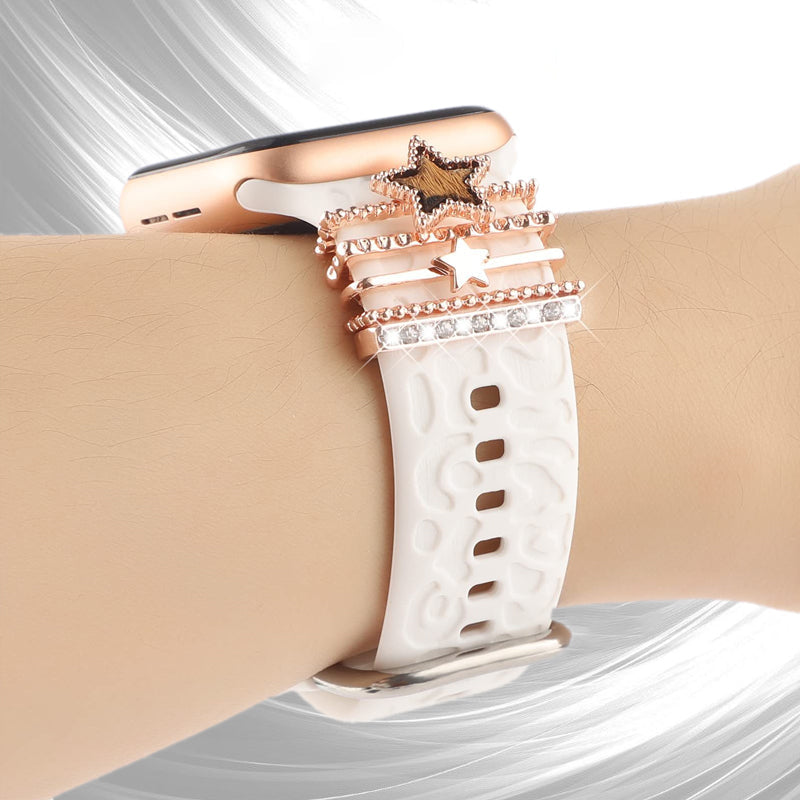 Smartklockband med dekorativa metallringar i gyllene leopardmönster och roséguldstjärnor, elegant stilaccessoar.