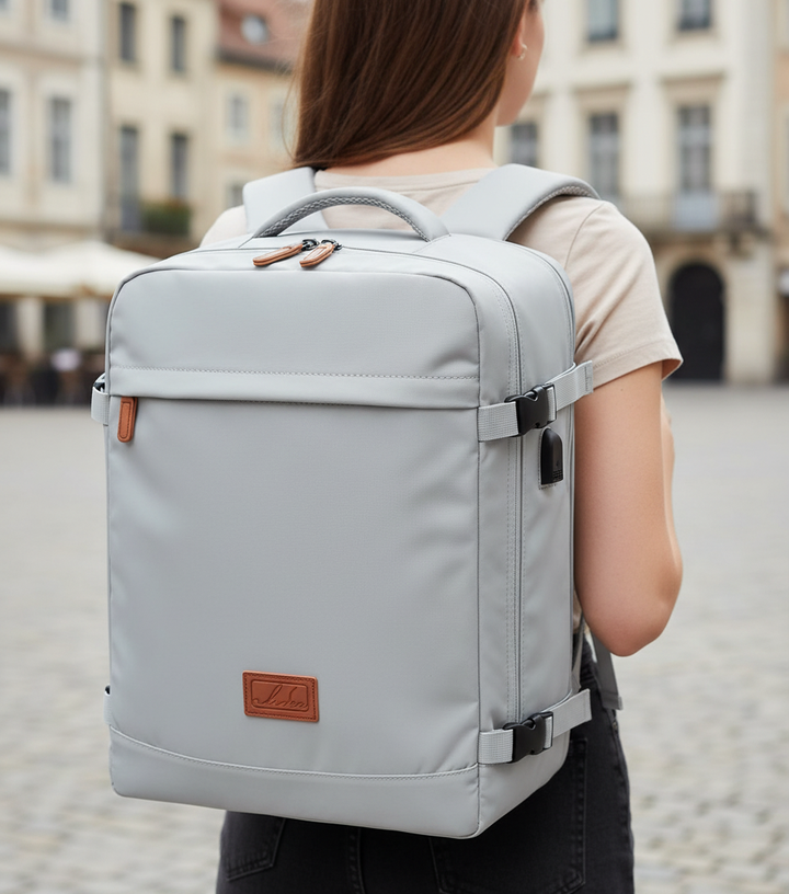 Smidig handbagage reseryggsäck med USB-port och laptopfack för enkel, organiserad packning på resan.