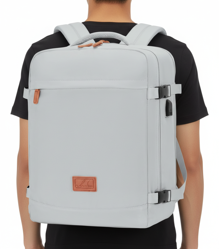 Kompakt reseryggsäck för handbagage, designad för smidig resa, med integrerad USB och laptopskydd.