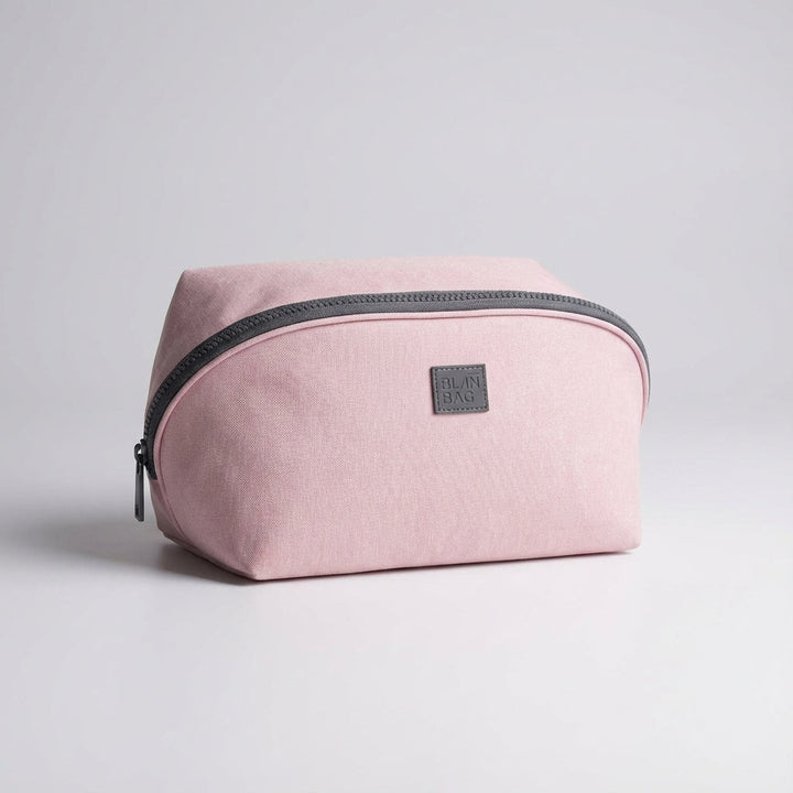 Rosa resenecessär med handtag. Perfekt sminkväska eller hygienväska för smidig reseförvaring.