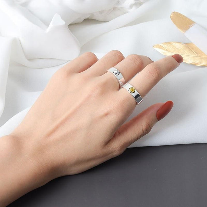 "Smiley Öppen Ring i brons med smiley-design, justerbar för accessoarer. Glänsande och unik för kvinnors stil."
