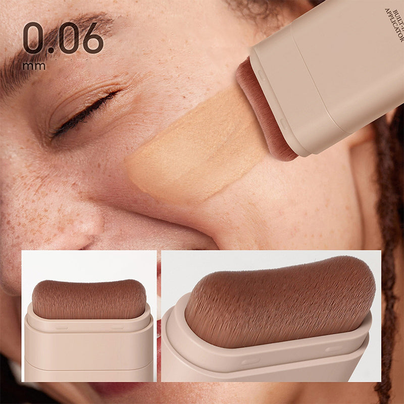 "Sminkstick med inbyggd borste, beige nyans, för enhetlig täckning och naturlig finish, kompakt och resvänlig."
