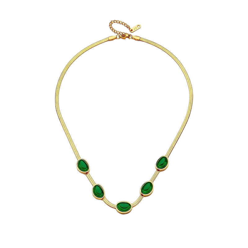 "Smycke i titanstål för kvinnor, smaragdberlock: elegant halsband och armband i grönt för stil och sofistikation."