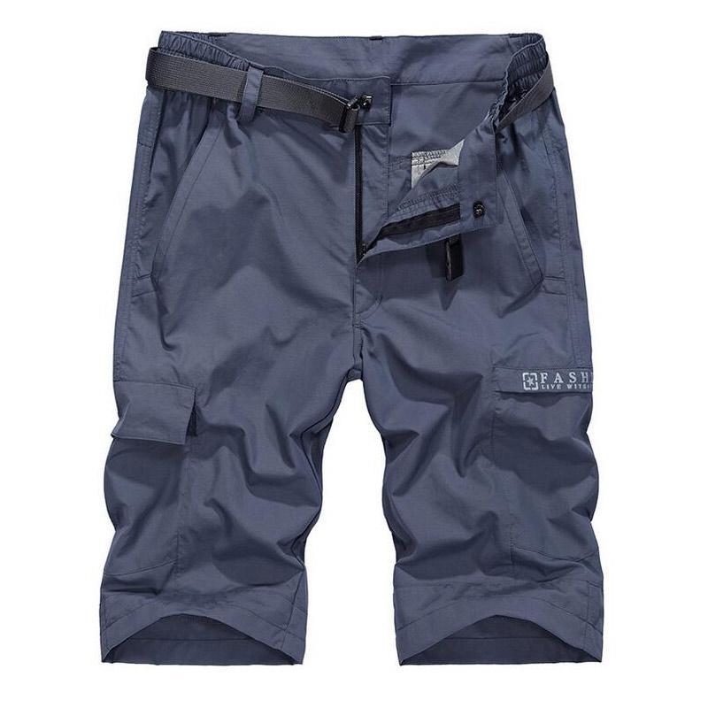 Snabbtorkande sportshorts för män, justerbart bälte, grå färg, elastiskt tyg, vattentäta för träning och fritid.