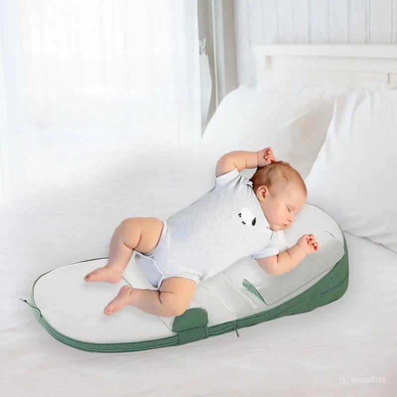 Söt baby som sover gott på en grön babykil och stödkudde i ett ljust rum