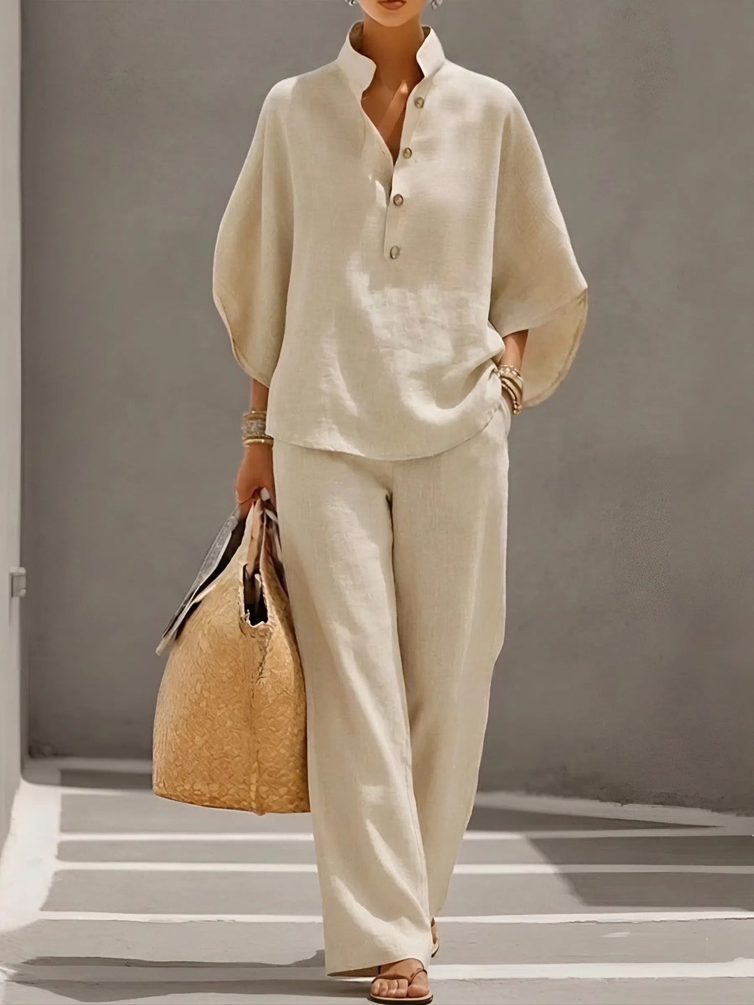 Adelaide damset med vida ärmar och byxor i beige färg