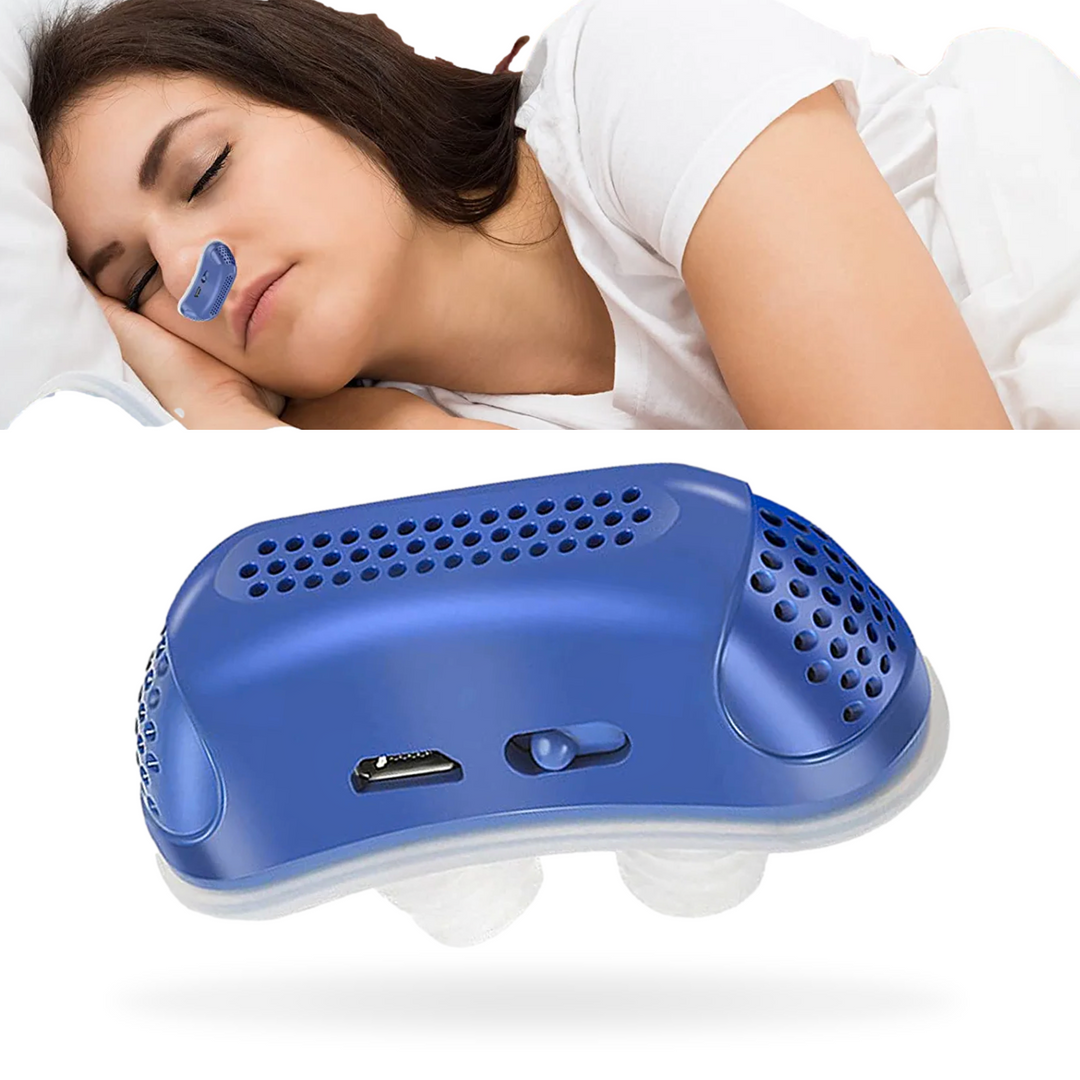 Kvinna som sover bekvämt med blå mikro CPAP anti-snarkningsapparat