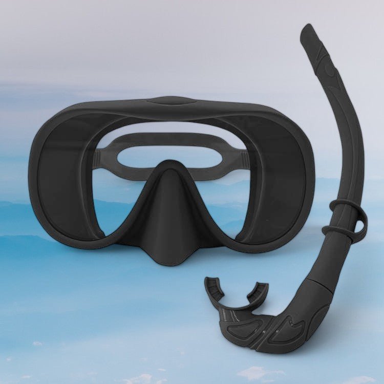 Svart snorkelmask med tillhörande andningsrör
