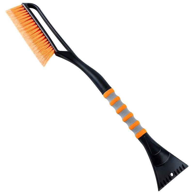 De olika färgvarianterna av den multifunktionella snöborsten: orange, grön, röd och blå.