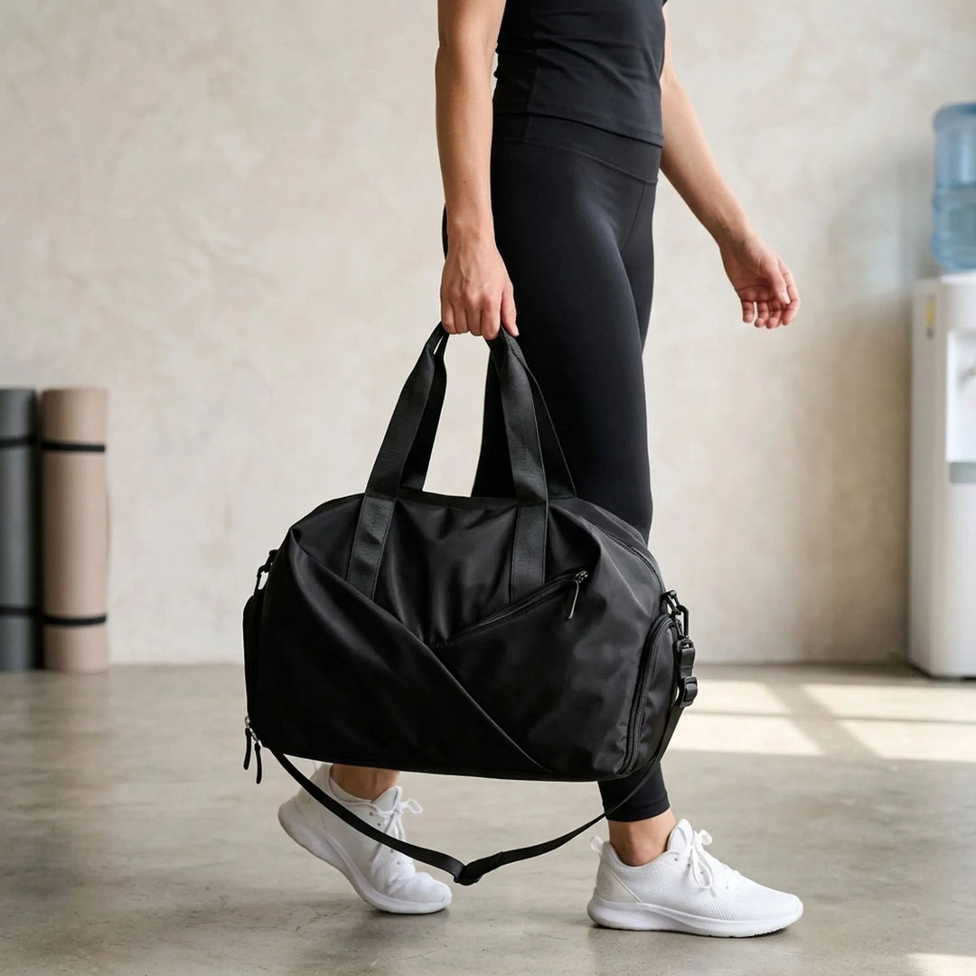 Snygg dam gymväska i nylon, perfekt för träning. Rymlig duffelväska för sport och vardag.