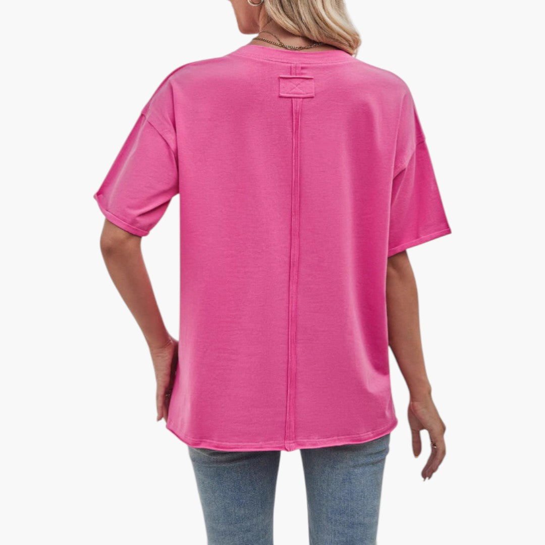 Enfärgad dam T-shirt med avslappnad passform och rund hals. Ett mångsidigt basplagg för casual look.