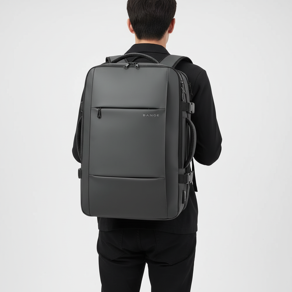 Modern laptopryggsäck med USB-port för laddning av enheter. Praktisk för pendling och resor.