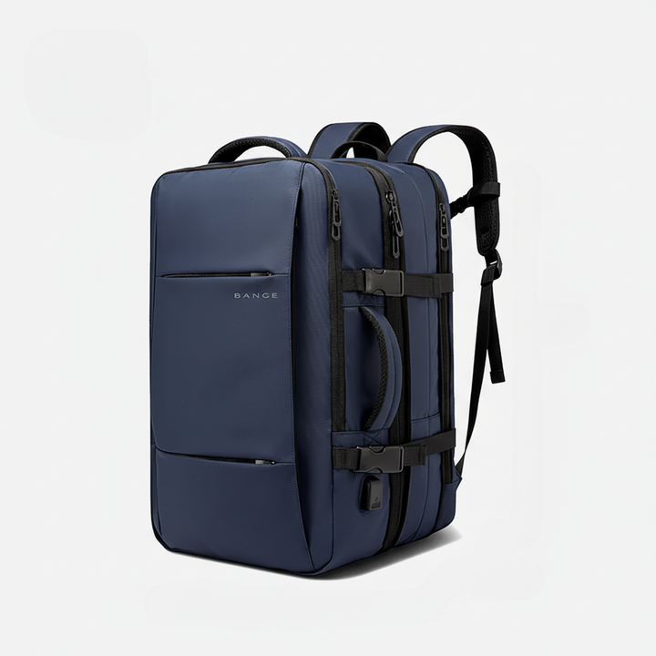 Person bär en unisex laptopryggsäck "TravelPro" i stadsmiljö, perfekt för arbete och resor.