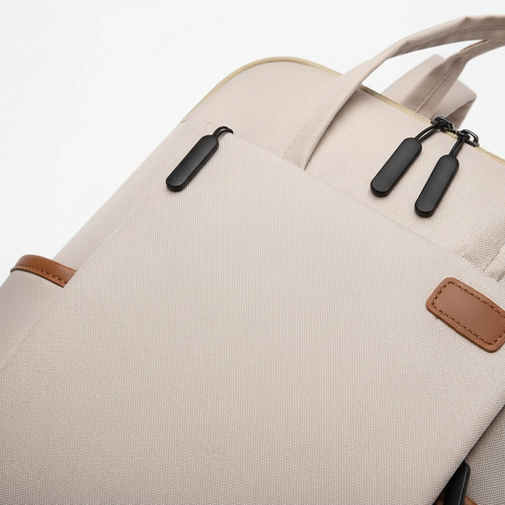 Unisex SafeGuard ryggsäck buren på ryggen, visar komfort och stil för vardag och pendling. Vattentät design.