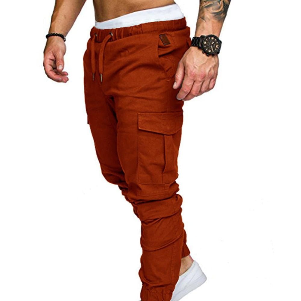 Robusta herr-cargobyxor, beige, designade för vandring och äventyr, med slitstarkt material och praktiska fickor.
