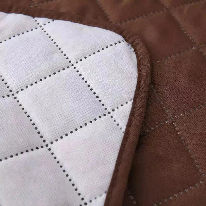 Beige sofföverdrag i stretchtyg, för en stilren inredning.