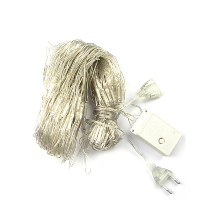 Solcellsdriven fisknätsljusslinga i trädgård, varm belysning för magisk atmosfär, väderbeständigt utomhusbelysning.