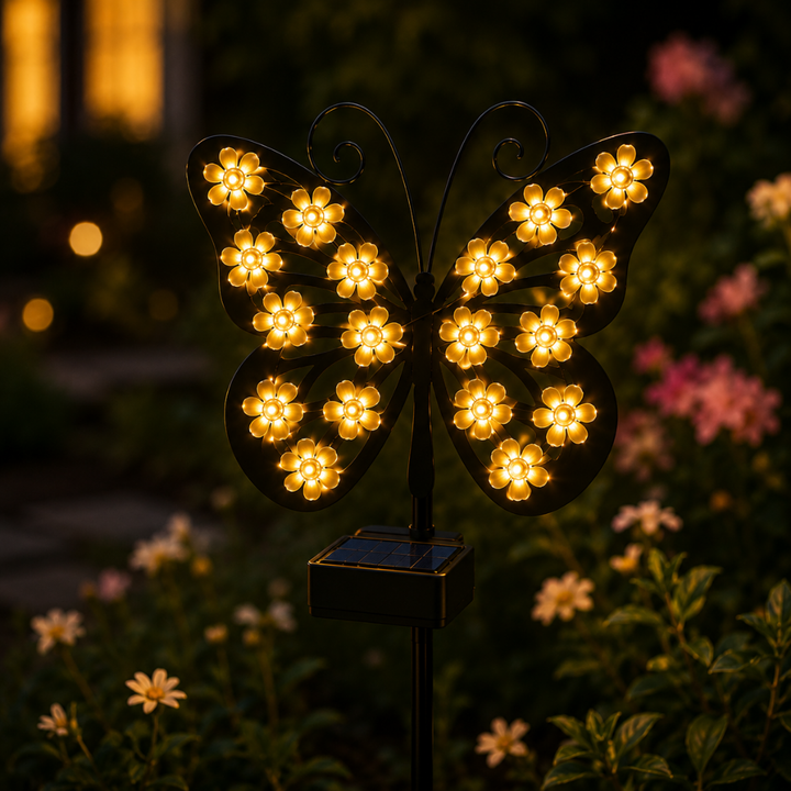 Dekorativ trädgårdslampa med fjäril i trädgårdsmiljö med varm belysning
