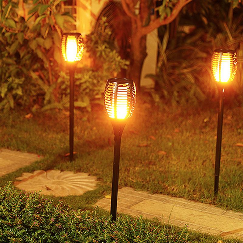 Solcellsdriven LED-bordslampa med flammande ljus, skimrar som naturliga eldflammor; perfekt för atmosfärisk utomhusbelysning.