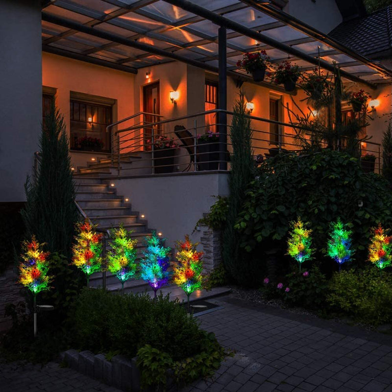 "Solcellsdriven RGB trädgårdsbelysning för jul, naturinspirerad design med cypress- och tallbladseffekt, magisk atmosfär."